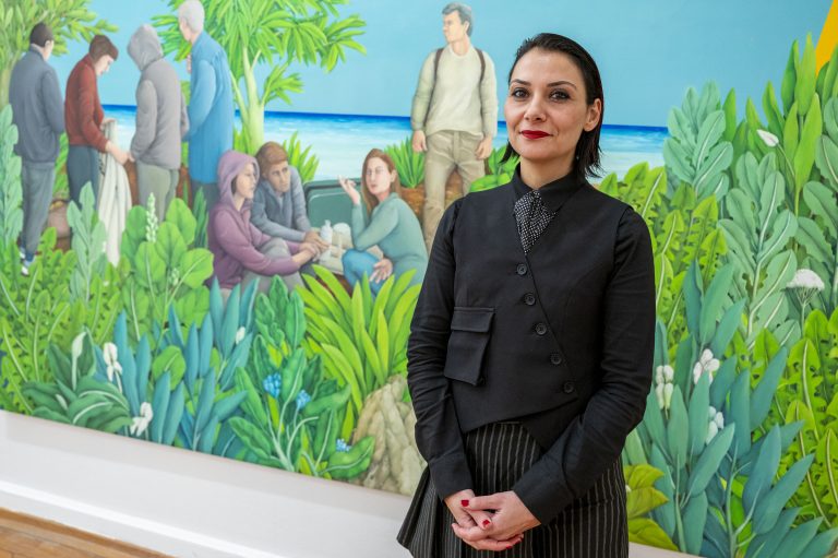 Derya Yüzel vor Gemälde von Nadide Akdeniz. <span class="copyright">Daniel Furxer</span>