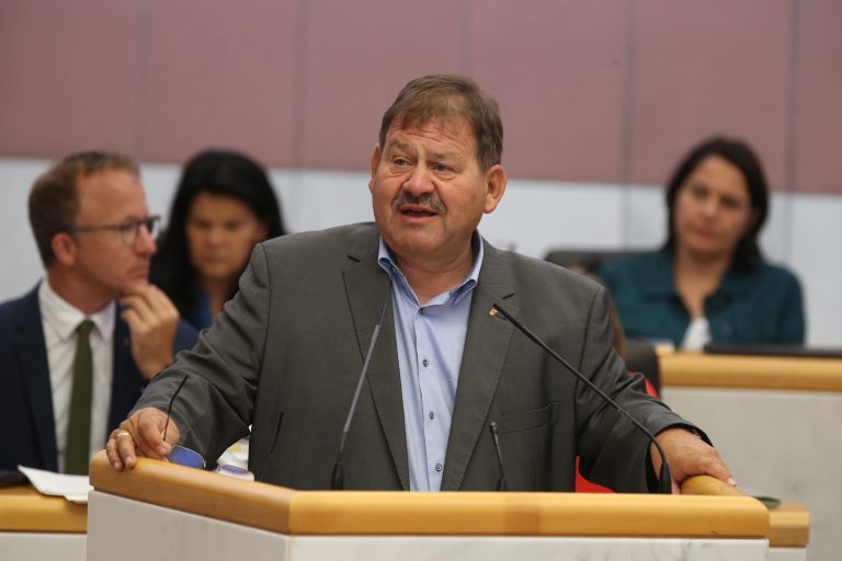 FPÖ-Wirtschaftssprecher Hubert Kinz befürchtet, dass der Bahnausbau das Schicksal der S 18 teilen könnte. <span class="copyright">Hartinger</span>