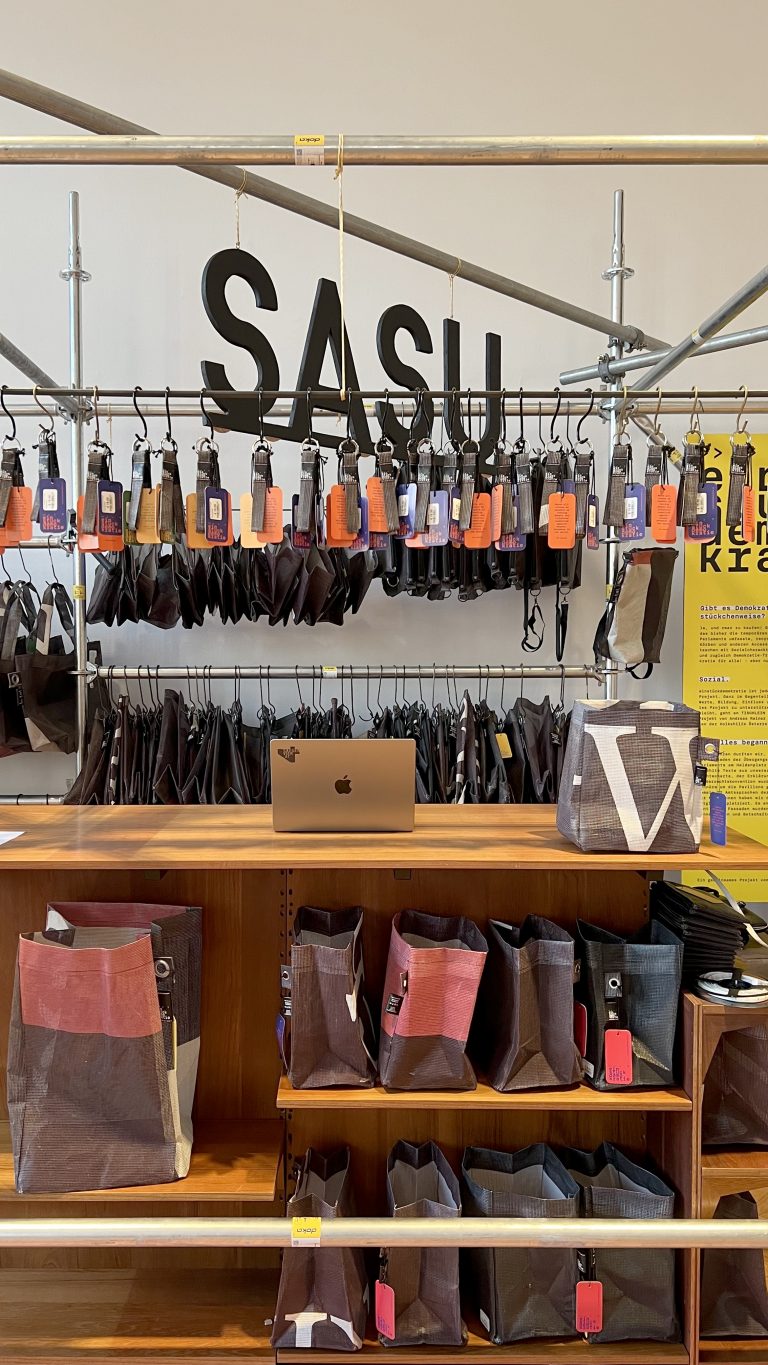 Unter anderem kann man die Produkte bei „Sasu“ kaufen. <span class="copyright">Sägenvier Designkommunikation</span>