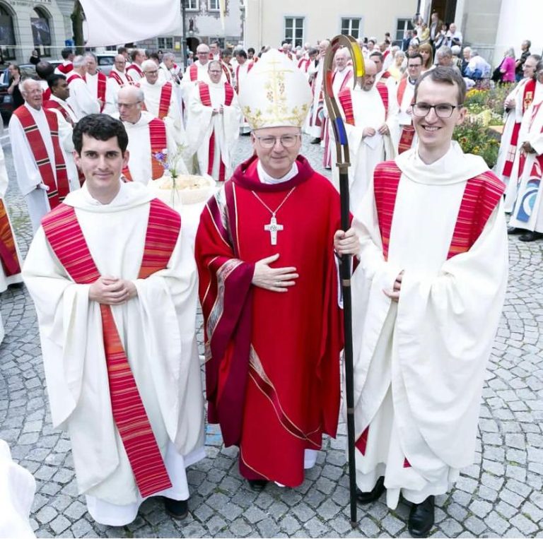 Im Mai wurden Jakob Geier (rechts) und Gabriel Steiner (links) von Bischof Benno Elbs zu Priestern geweiht. <span class="copyright">Diözese Feldkirch</span>