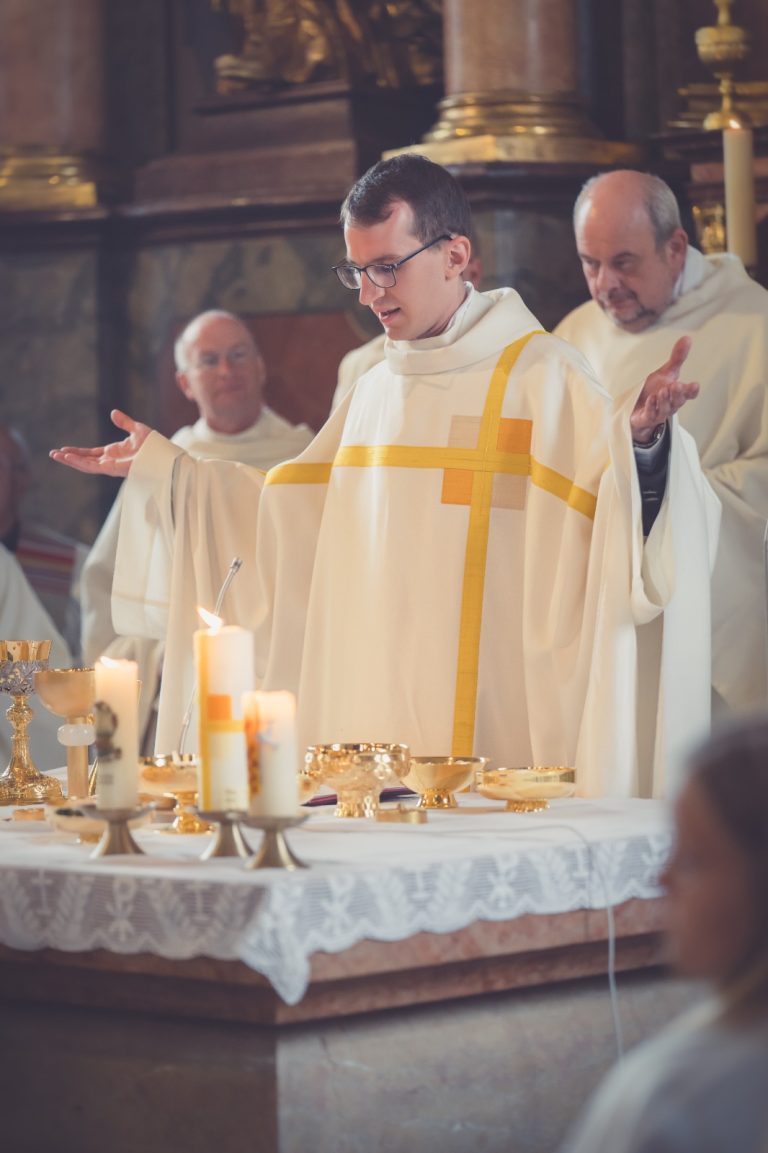 Der junge Priester bei seiner Primiz in seiner Heimatgemeinde. <span class="copyright">W. Jocher moments</span>