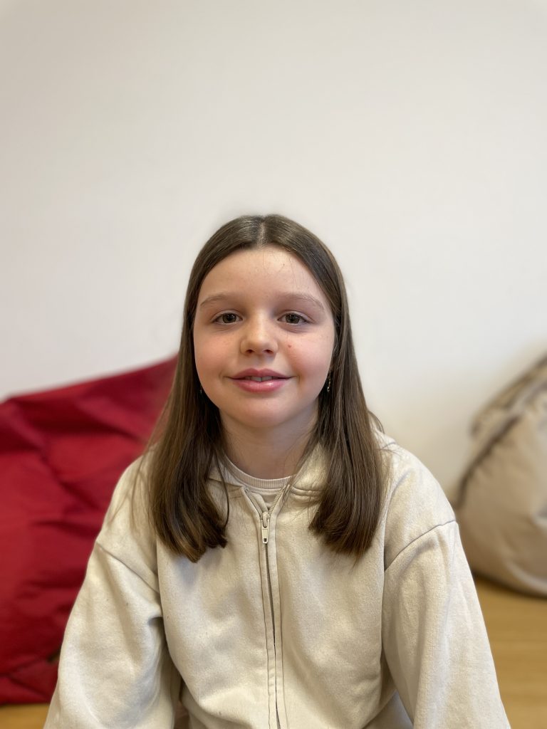 Emelie (9) beschreibt das Christkind als funkelnd und glänzend. <span class="copyright"><span class="copyright">NEUE/Holzer</span></span>