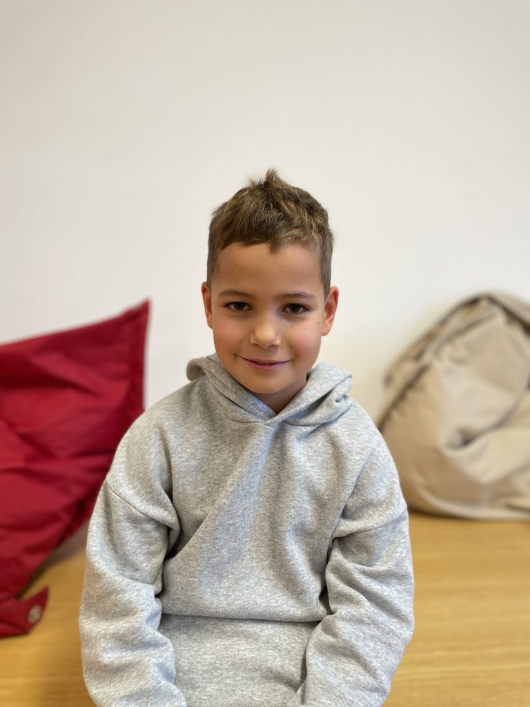 Wenn Stefan (9) dieses Jahr vom Weihnachtsspaziergang zurückkommt, liegt hoffentlich ein Trikot von seinem Lieblingsfußballer unter dem Christbaum. <span class="copyright">NEUE/Holzer</span>