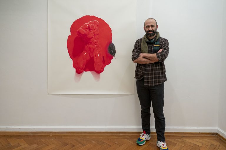 Metin Celik vor seinem Werk Nisus. <span class="copyright">Daniel Furxer</span>