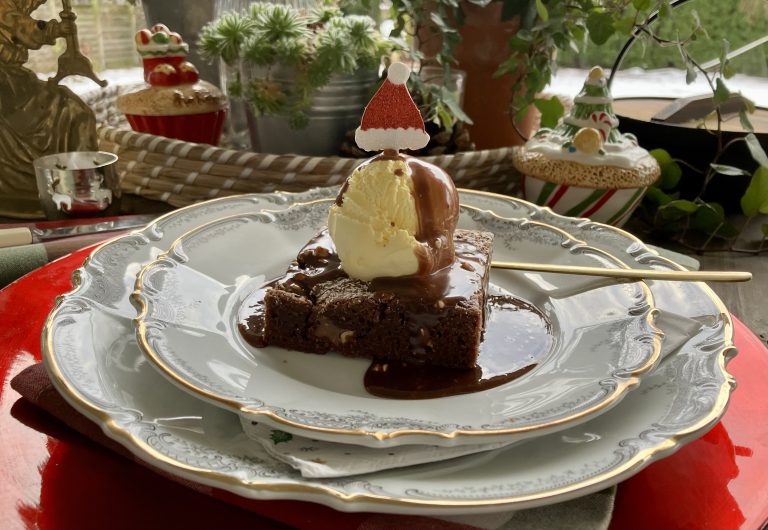 Die Brownies auf Teller verteilen, je eine Kugel Vanilleeis darauf anrichten und mit Schokosauce übergießen. Servieren und genießen. <span class="copyright">ulrike hagen</span>