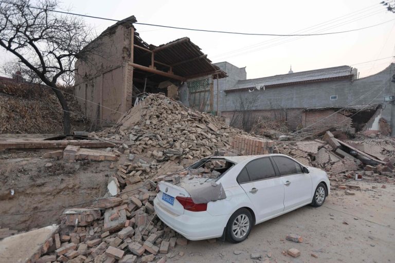 Eingestürzte Gebäude und ein beschädigtes Auto sind nach einem Erdbeben in Dahejia zu sehen.<span class="copyright">AFP / China OUT</span>