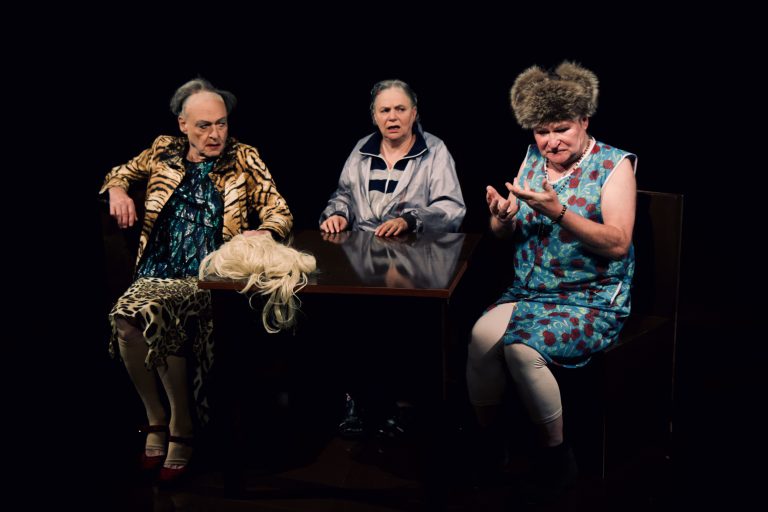Robert Kahr, Helga Pedross und Wolfgang Pevestorf (v.l.) spielen „Die Präsidentinnen“. <span class="copyright">Caro Stark</span>