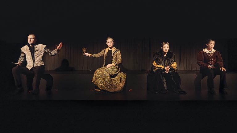 Nico Raschner, Luzian Hirzel, Josepha Yen und Isabella Campestrini in „Hamlet“. <span class="copyright">anja koehler</span>
