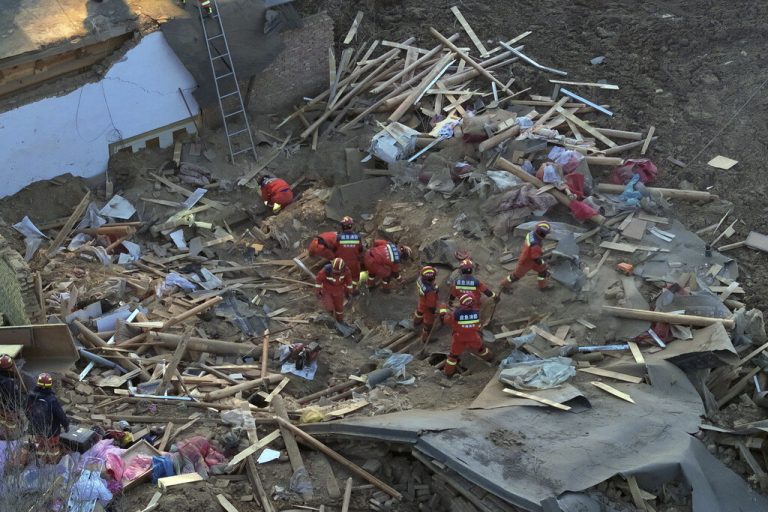 Rettungskräfte durchsuchen ein eingestürztes Gebäude im Dorf Caotan.<span class="copyright">Zhang Hongxiang/Xinhua via AP</span>