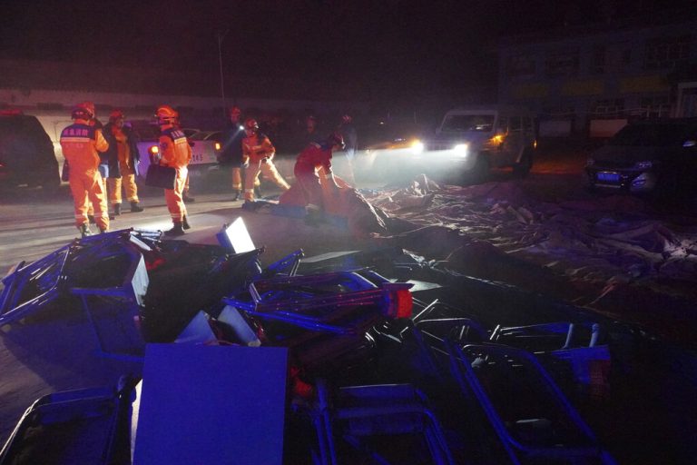 Rettungskräfte bereiten sich auf einen Einsatz nach einem Erdbeben im Dorf Chenjia in Jishishan Bao'an, Dongxiang, vor.<span class="copyright">Ma Xiping/Xinhua via AP</span>