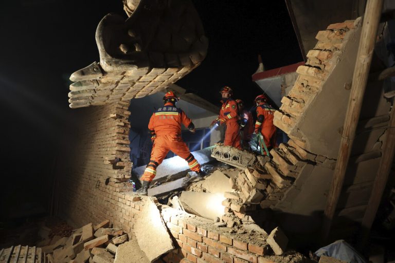 Rettungskräfte arbeiten an den Trümmern eines Hauses, das bei dem Erdbeben im Dorf Kangdiao im Kreis Jishishan in der nordwestchinesischen Provinz Gansu eingestürzt ist.<span class="copyright">Chinatopix /AP</span>