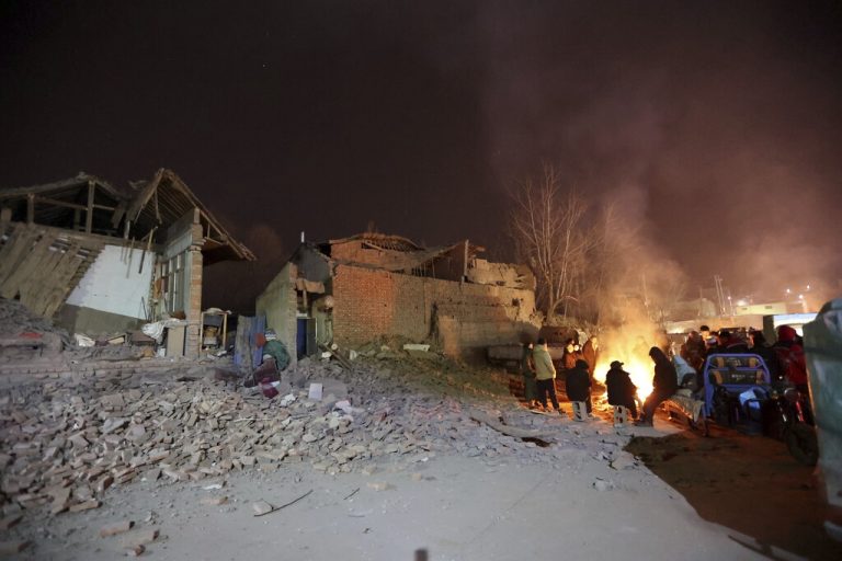 Einwohner versammeln sich nach einem Erdbeben im Dorf Kangdiao in der Nähe eines Lagerfeuers, um sich zu wärmen.<span class="copyright">Chinatopix / AP</span>