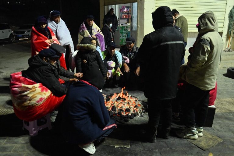 Bewohner wärmen sich nach einem Erdbeben im Kreis Jishishan in der nordwestchinesischen Provinz Gansu am Feuer.<span class="copyright">CNS / AFP / China OUT</span>