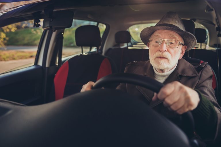 Um unabhängig mobil zu bleiben, sind auch viele ältere Menschen mit dem Auto unterwegs. <span class="copyright">Shutterstock</span>