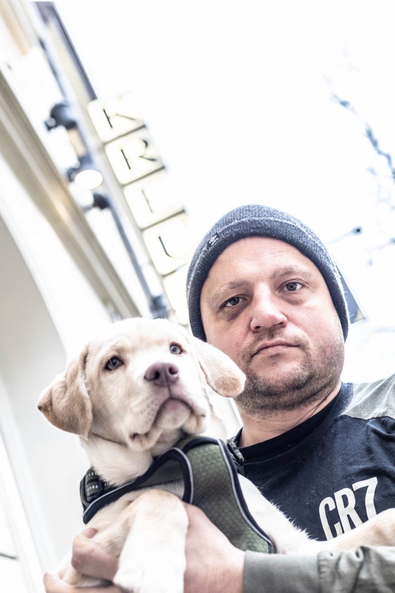 Christian Pfeiffer, hier mit Hündin Gina, wurde niedergeschlagen.