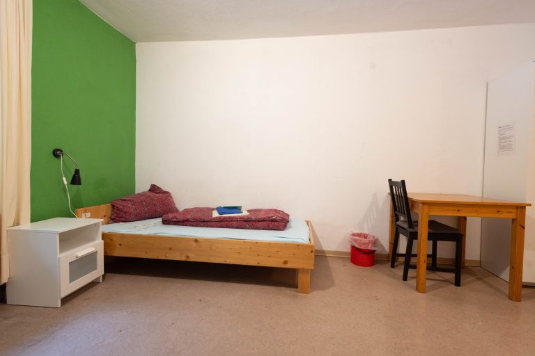 Es ist gemütlich, soll aber nicht "zu hoamelig" sein. Schließlich ist das Ziel, dass die Bewohner eine eigene Wohnung finden. <span class="copyright">Hartinger</span>