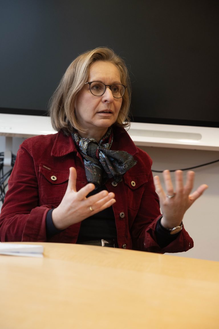 Martina Reutin erklärt, wie sie mit ihren Schülern künstliche Intelligenz in Unterricht anwendet. <span class="copyright">Hartinger</span>