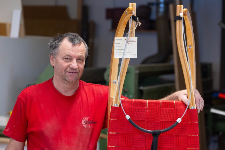 Ton in Ton: Anton Bereuter verkauft seine Rodeln unter anderem in der Werkstatt in Alberschwende. <span class="copyright">Hartinger</span>
