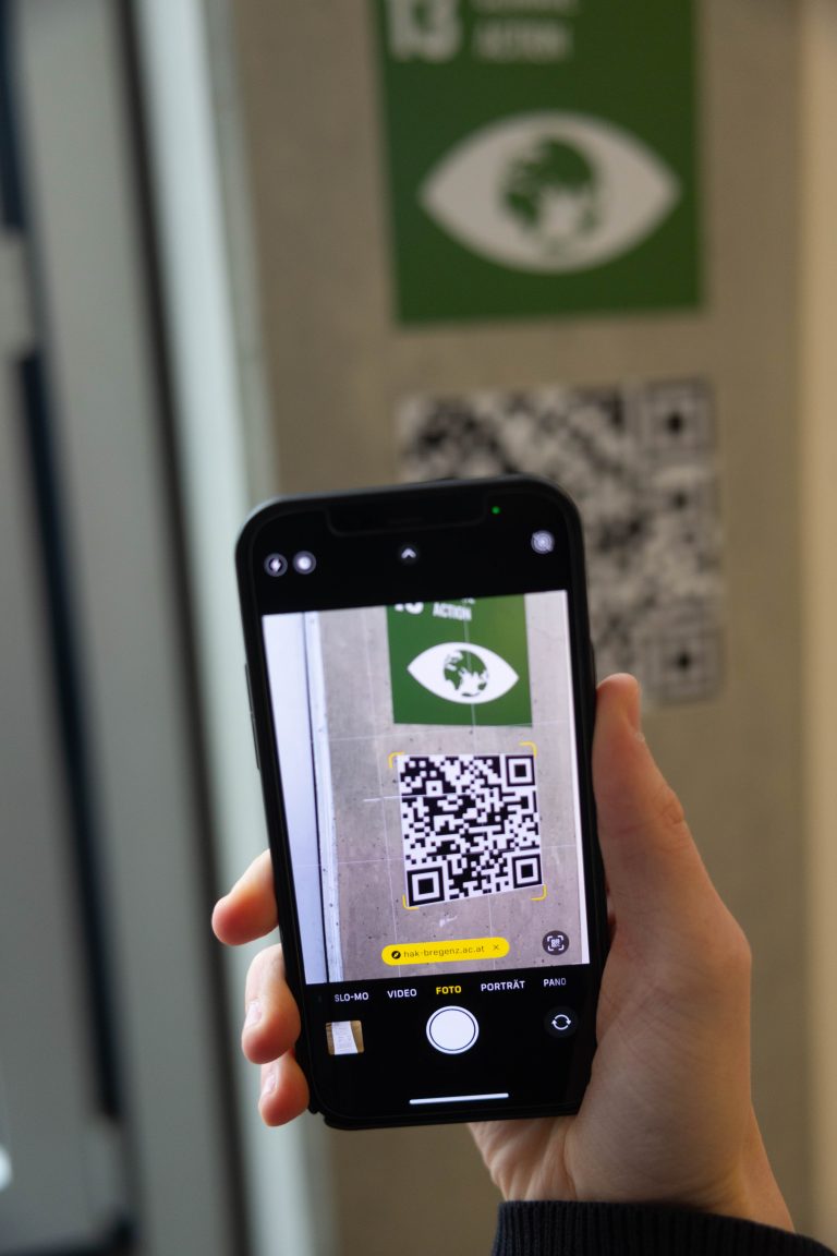 Ein Schülerprojekt an der HAK Bregenz: 17 QR-Codes sind im ganzen Schulgebäude verteilt. Scannt man sie, erhält man Informationen zu jedem der 17 Nachhaltigkeitsziele der UN. <span class="copyright">Hartinger</span>
