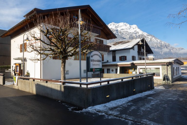 Gerade jetzt im Winter hat das Liftstüble die perfekte Lage: Gleich neben der Golmerbahn fängt es hungrige und unterkühlte Skifahrer auf. <span class="copyright">Hartinger</span>