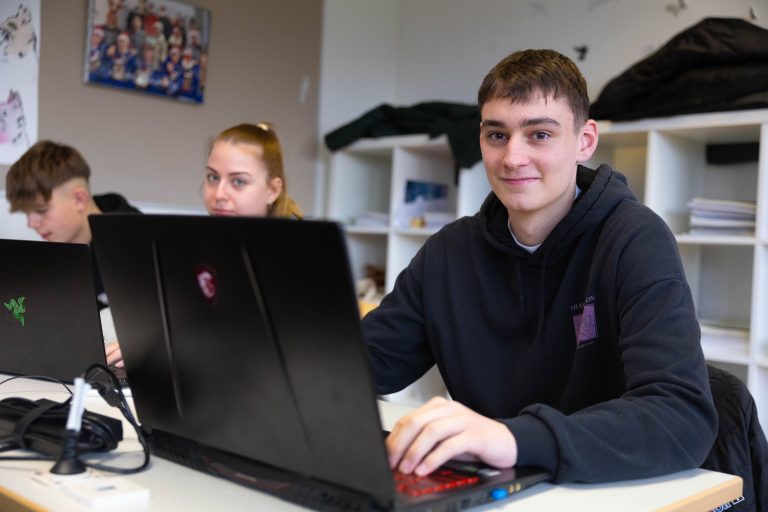 Ab dem zweiten Jahr in der HAK Bregenz hat jeder Schüler und jede Schülerin einen eigenen Laptop. <span class="copyright">Hartinger</span>