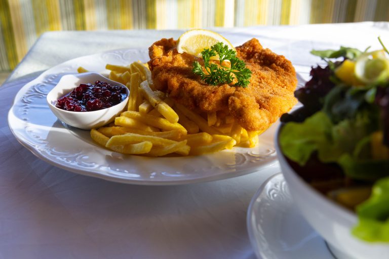 Auch das klassische Wienerschnitzel darf in einem Gasthaus natürlich nicht fehlen. <span class="copyright">Hartinger</span>