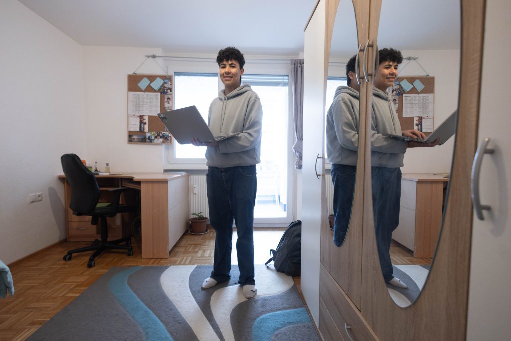 Zwei Jugendliche, die ihr ursprüngliches zu Hause verloren haben: Wie sie ihre neuen Zimmer günstig und persönlich gestalten