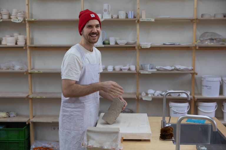 Jonas Hardege hat Freude an seiner Arbeit, denn er hat sein Hobby zum Beruf gemacht. <span class="copyright">Hartinger</span>