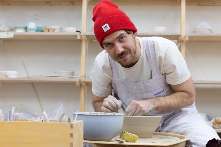 Jonas Hardege weiß nicht mehr, wie viele Stücke er schon getöpfert hat. Das erste eigene Stück ist für die meisten jedoch etwas ganz besonders. <span style="color: rgba(111, 111, 111, var(--tw-text-opacity)); font-size: 0.75rem; text-transform: uppercase;"><span class="copyright">Hartinger</span></span>