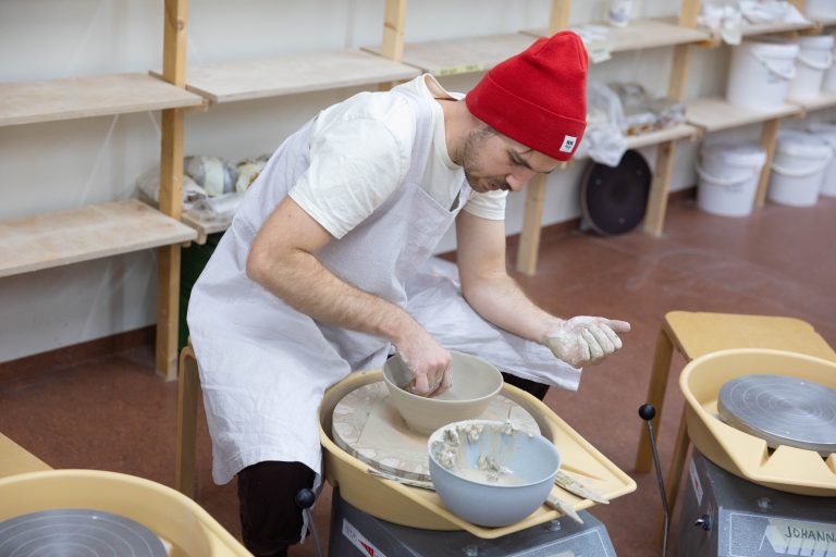 Fingerspitzengefühl und Geduld sind beim Töpfern essentiell. <span class="copyright">Hartinger</span>