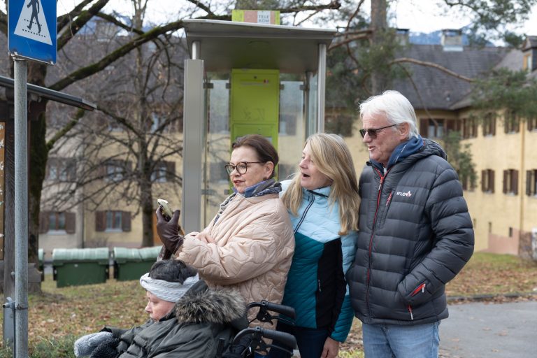 Der Wolf ist Gesprächsthema Nummer eins, auch bei Elisabeth Salcher und Martin und Maria Dobler. <span class="copyright">Hartinger</span>