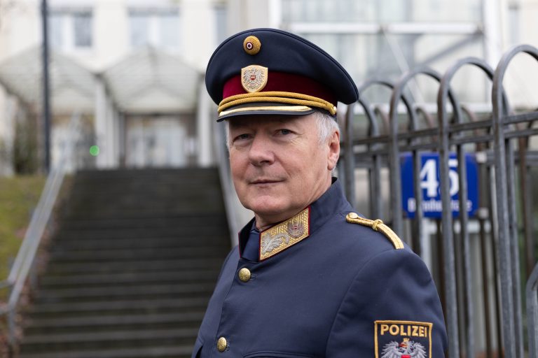 Landespolizeidirektor Dr. Hans-Peter Ludescher: "Das Grundgehalt eines Polizisten ist nicht wirklich überzeugend." 