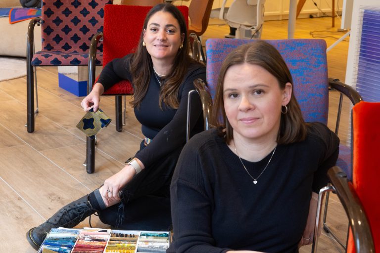 Invette Rosales (l.) und Martha Böhler (r.) haben Stühle upgecyelt. <span class="copyright">Hartinger</span>