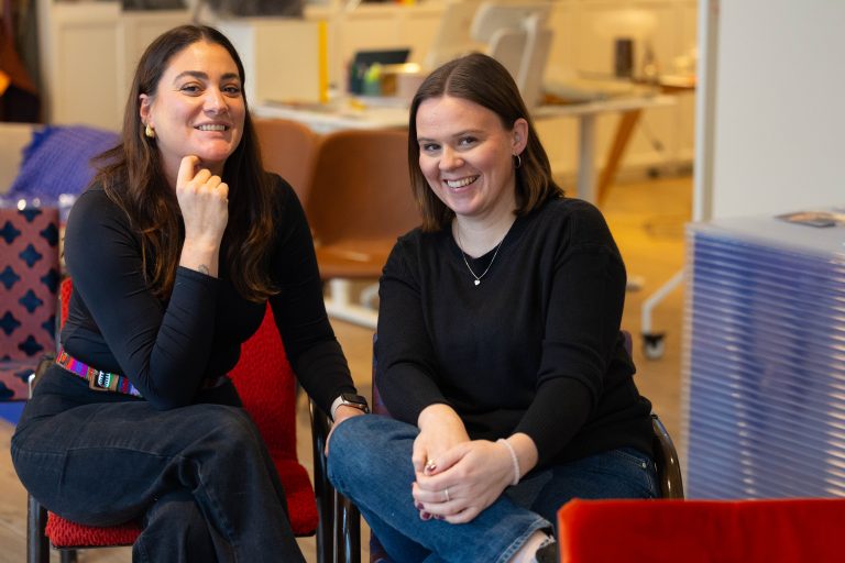 Invette Rosales (l.) und Martha Böhler (r.) in ihrem Inneneinrichtungsstudio. <span class="copyright">Hartinger</span>