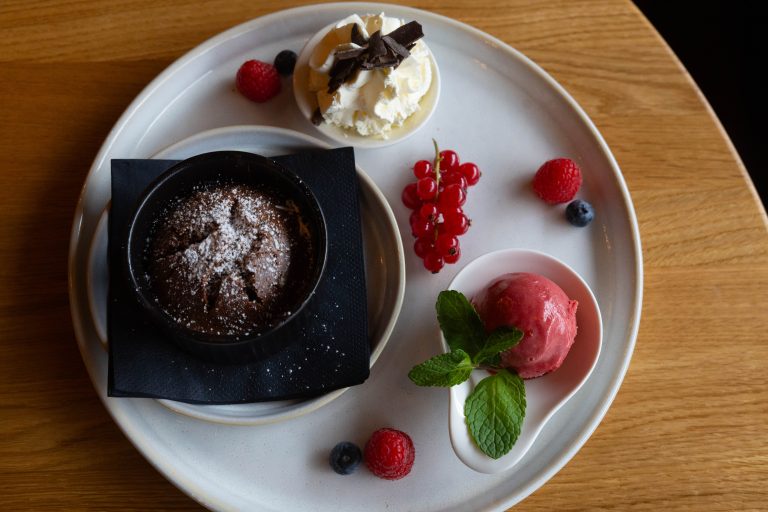 Das Schokoküchlein mit dem flüssigen Kern lädt zu einem Dessert ein. <span class="copyright">Hartinger</span>