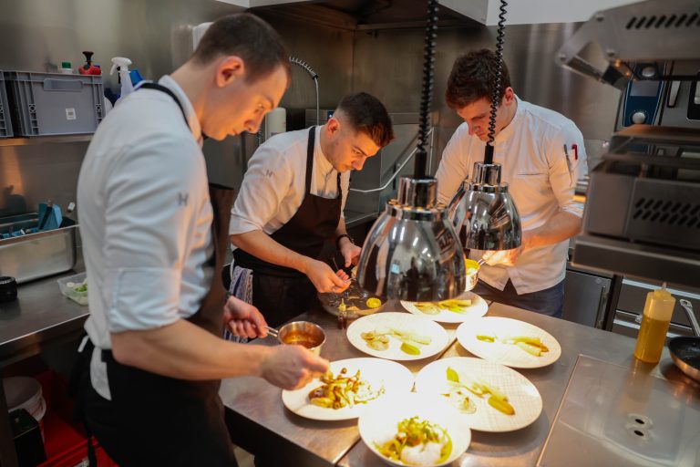 Die Küchencrew ist schon ein eingespieltes Team.<span class="copyright">hartinger</span>