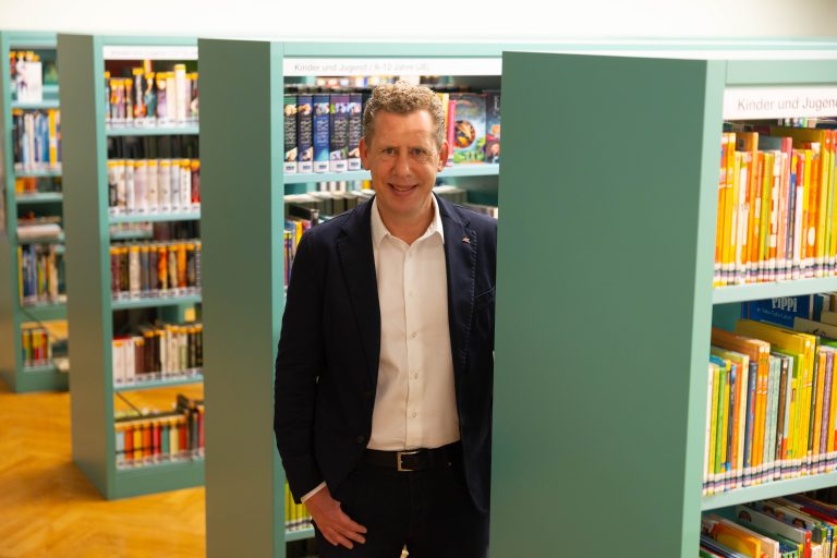 In der Bibliothek der Arbeiterkammer posiert Bernhard Heinzle für die NEUE. <span class="copyright">Hartinger</span>