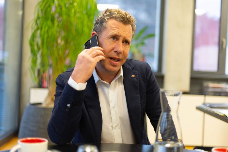 Bernhard Heinzle ist ein vielbeschäftigter Mann. Da kann es durchaus vorkommen, dass man Anrufer auf einen späteren Rückruf vertrösten muss. <span class="copyright">Hartinger</span>
