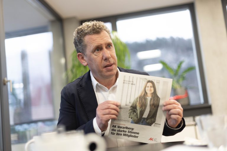 Es geht um die Zahlen: Bernhard Heinzle schlägt im Geschäftsbericht der AK nach. <span class="copyright">Hartinger</span>