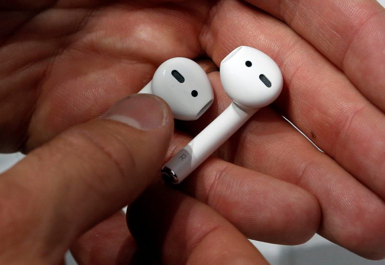 Um Airpods ging es bei dem Raub im Zug. <span class="copyright">REUTERS/Beck Diefenbach</span>