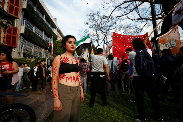 Eine Frau bei einer Protestkundgebung, bei der an die verstorbene Iranerin Mahsa Amini erinnert wird <span class="copyright">reuters</span>