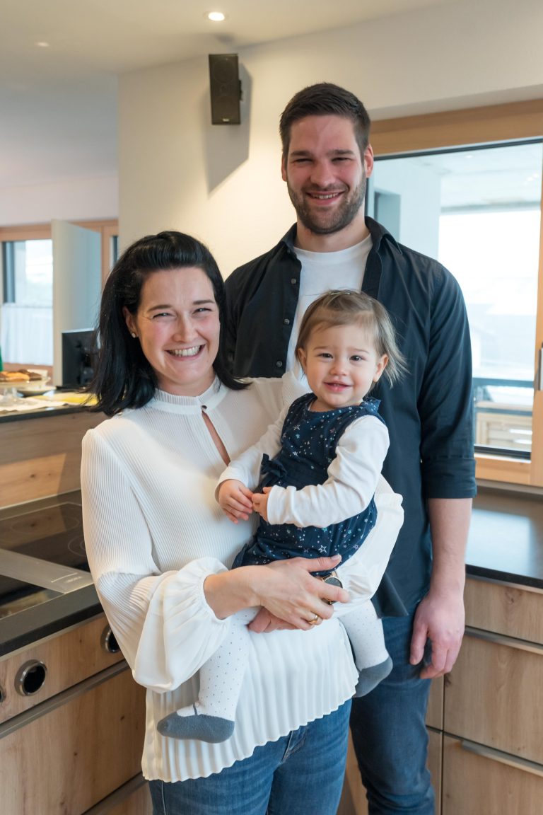 Die Familie Fäßler spielt im Werbespot für das Kindersicherheitsprogramm mit. Für Astrid Fäßler (37) war der Dreh „aufregend“. <span class="copyright">Stiplovsek </span>