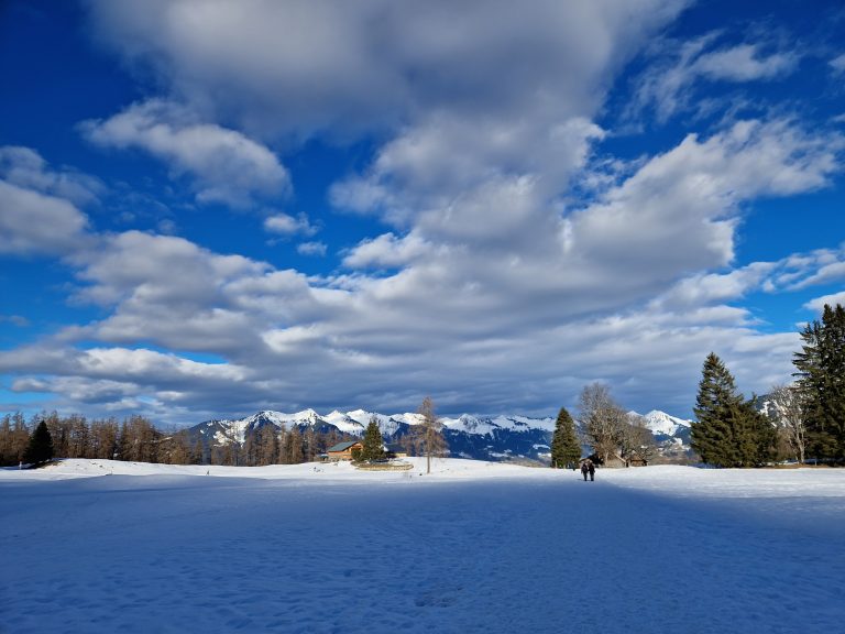 Das Hochplateau Tschengla mit Blick zur Rona Alpe und dahinter der Walser Kamm. <span class="copyright">Vylet</span>