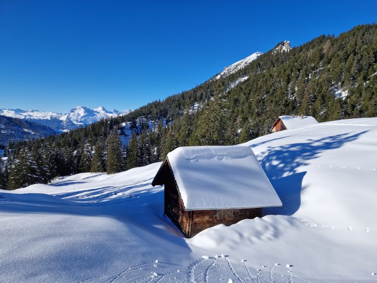 Der Rossstall und dahinter die Jägerhütte bei Sass. <span class="copyright">Vylet</span>