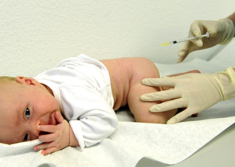 Insbesondere Babys sollten gegen Pertussis geimpft werden. <span class="copyright">dpa</span>