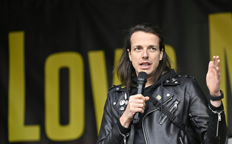 Hat er Bock auf Politik? Am Donnerstag wird es Dominik Wlazny verkünden <span class="copyright">APA/ TITZER</span>