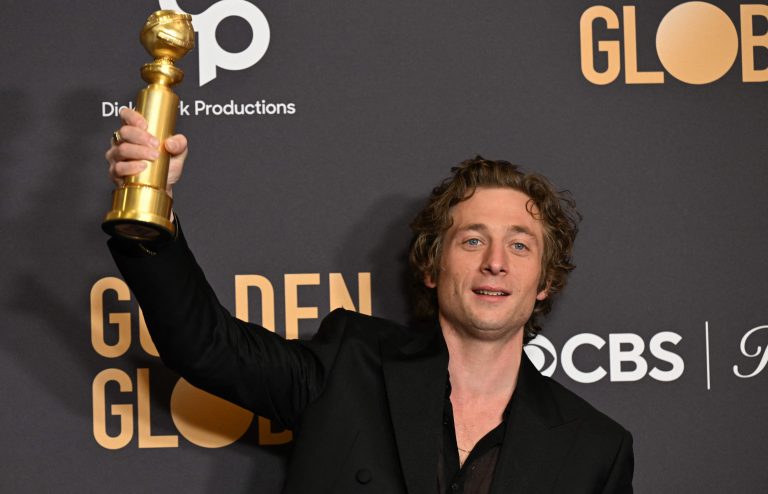 Jeremy Allen White <span class="copyright">beck</span>