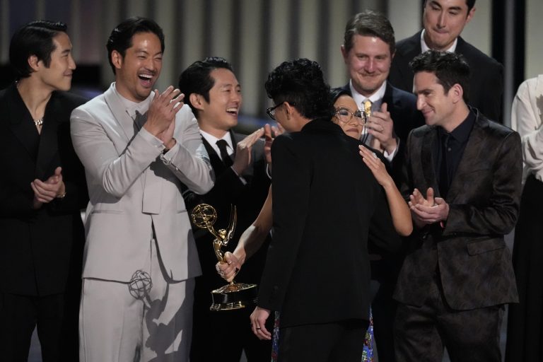 Lee Sung Jin (Mitte) und das Team von "Beef" <span class="copyright">AP/Pizzello</span>