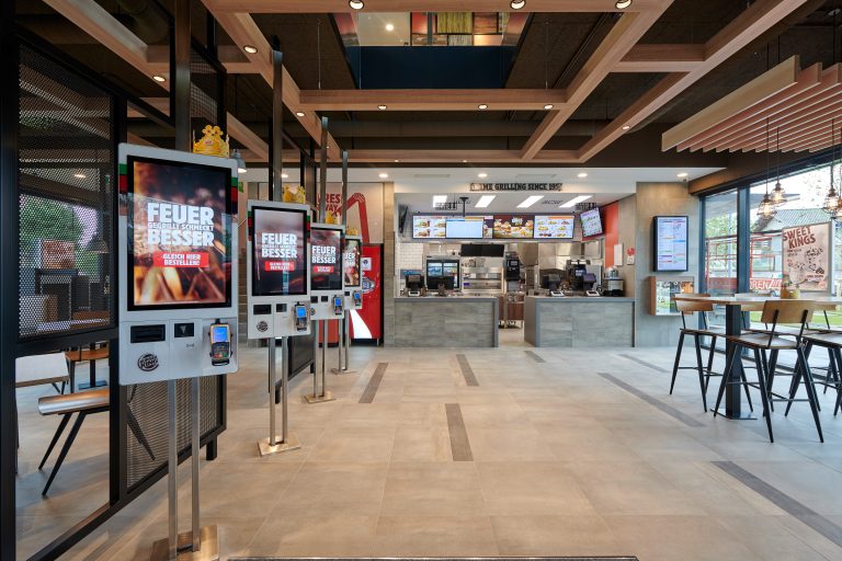 Das Burger-King-Restaurant in Dornbirn wurde 2019 eröffnet. Eine weitere Filiale gibt es an der Raststätte Hohenems. Im nächsten Jahr wird es einen dritten Standort geben. <span class="copyright">TQSR Holding und Development GmbH, Marcel Hagen, Studio 22</span>