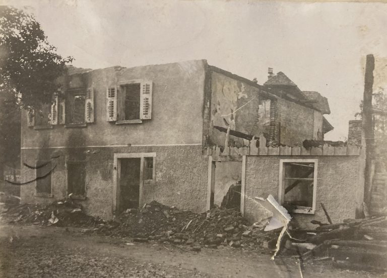 Das abgebrannte Haus der Familie Giesinger. <span class="copyright">Gemeindearchiv Altach </span>